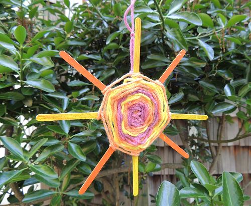 http://www.naturallyeducational.com/2012/06/how-to-gods-eye-sun-weaving/