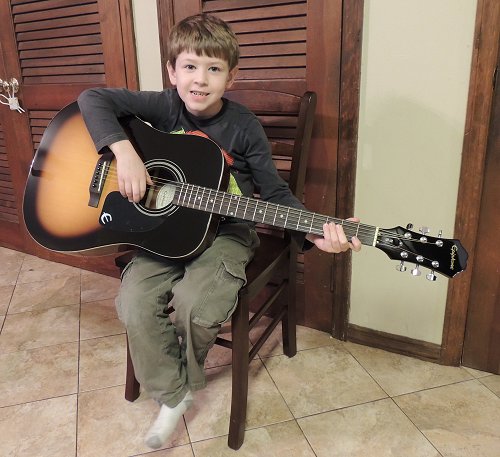 Buying a Guitar Online for a Musical Holiday Gift